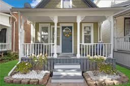 *Perfect Vacation* Cozy Lancaster Village Bungalow