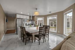 *Riverview*Walk to Falls*2 BR Renovated*2nd floor