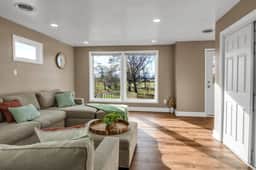 *Riverview*Walk to Falls*2 BR Renovated*2nd floor