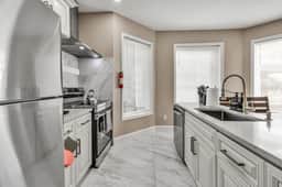 *Riverview*Walk to Falls*Newly Renovated*1st floor