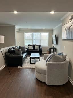 *Spacious 3 bed/3 bath apartment near airport/UB*