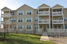*Spacious 3 bed/3 bath apartment near airport/UB*