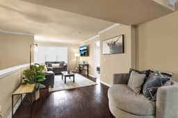 Spacious 3 bed/3 bath apartment near airport/UB