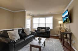 Spacious 3 bed/3 bath apartment near airport/UB