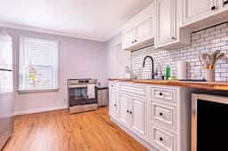 Spacious 4BR 2 Bath Apartment near Niagara Falls