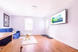 Spacious 4BR 2 Bath Apartment near Niagara Falls
