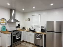 Updated 4BR Near Niagara Falls | Smart Value Stay - Image 2