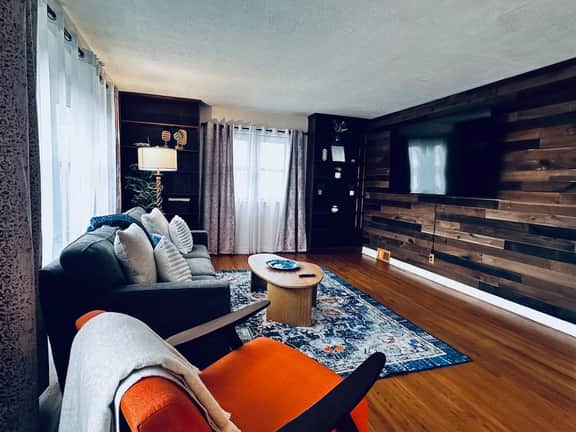 *Central location*Clean*Parking*2BDRM*A/C