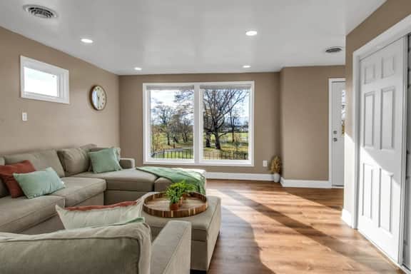 *Riverview*Walk to Falls*2 BR Renovated*2nd floor