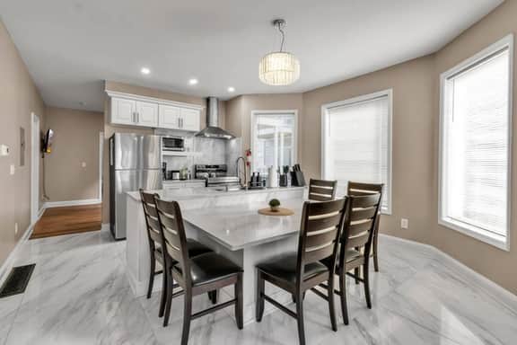 *Riverview*Walk to Falls*Newly Renovated*1st floor