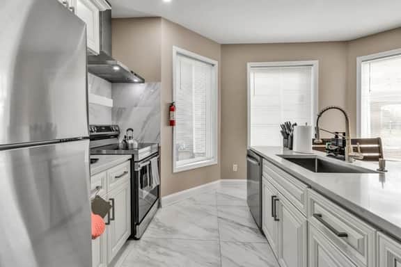 *Riverview*Walk to Falls*Newly Renovated*1st floor