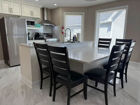 *Riverview*Walk to Falls*Newly Renovated*1st floor