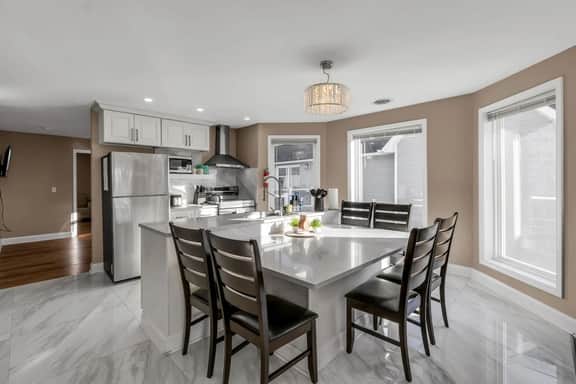 *Riverview*Walk to Falls*Newly Renovated*2nd floor