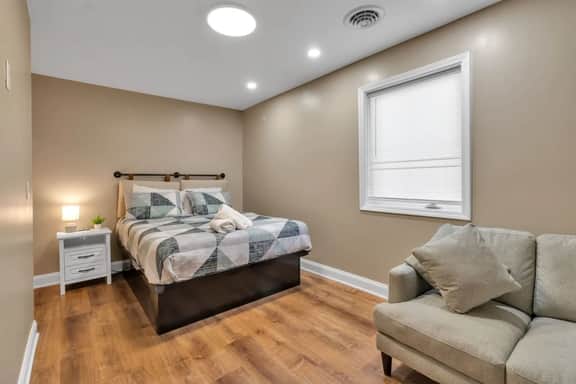 *Riverview*Walk to Falls*Newly Renovated*2nd floor