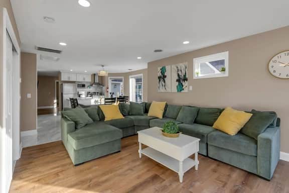 *Riverview*Walk to Falls*Newly Renovated*6 BDRMS*