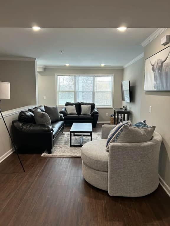 *Spacious 3 bed/3 bath apartment near airport/UB*