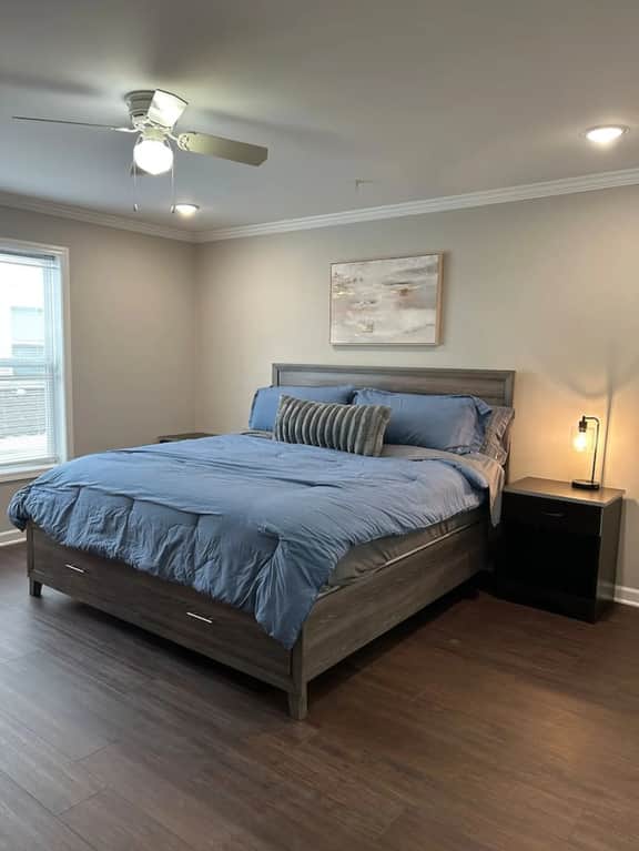 *Spacious 3 bed/3 bath apartment near airport/UB*