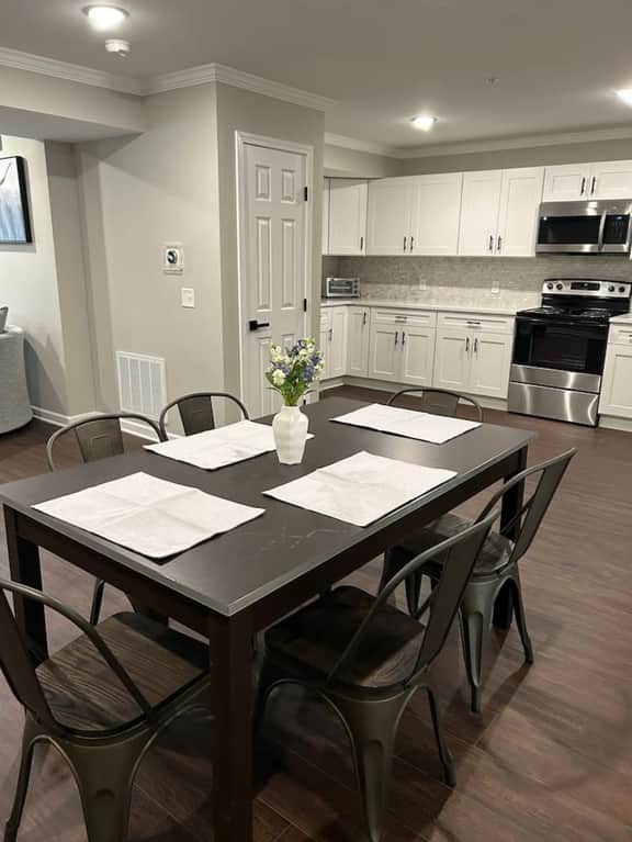 *Spacious 3 bed/3 bath apartment near airport/UB*