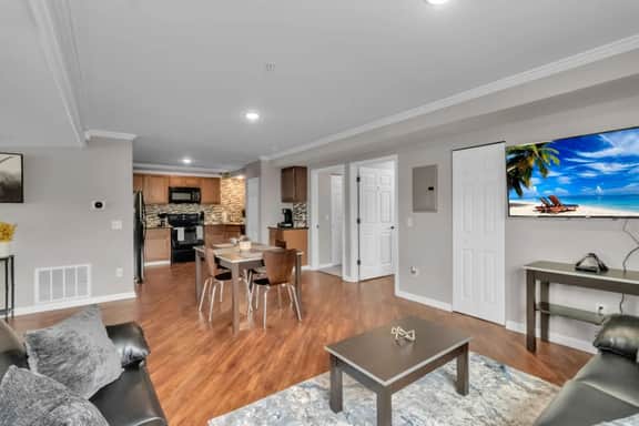 Modern 3 Bedroom, 3 Bath First-Floor Stay