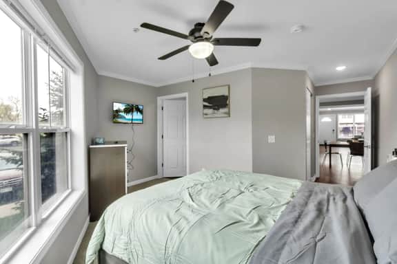 Modern 3 Bedroom, 3 Bath First-Floor Stay