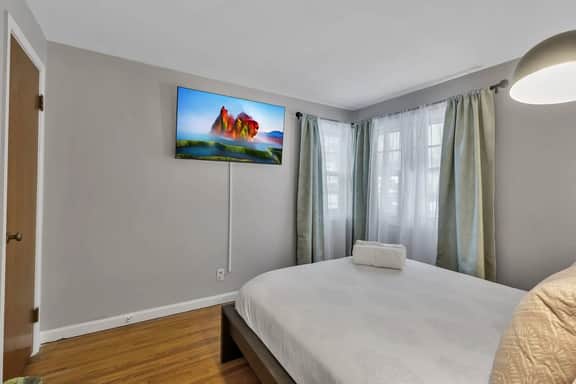 New*Clean*3BDRM*Centrally Located*Free Parking*A/C