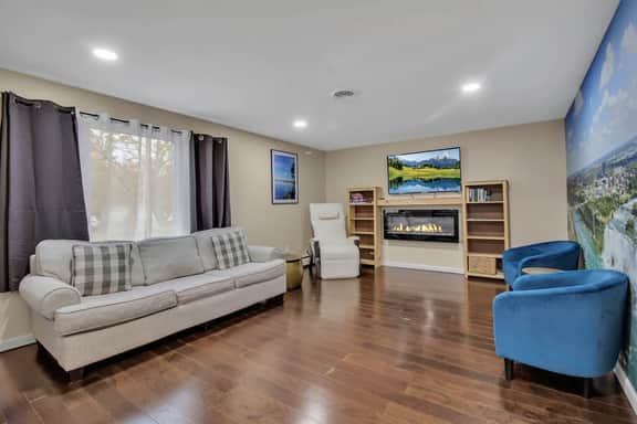 Private Sauna, Five King Beds, Parking