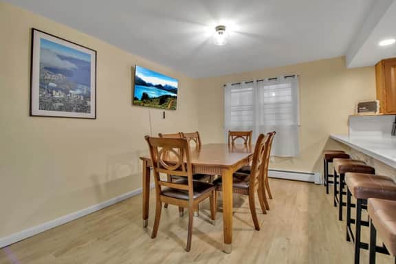 Private Sauna, Five King Beds, Parking