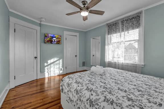 Spacious ♥ Niagara Falls♥A/C♥Parking♥Steam Shower