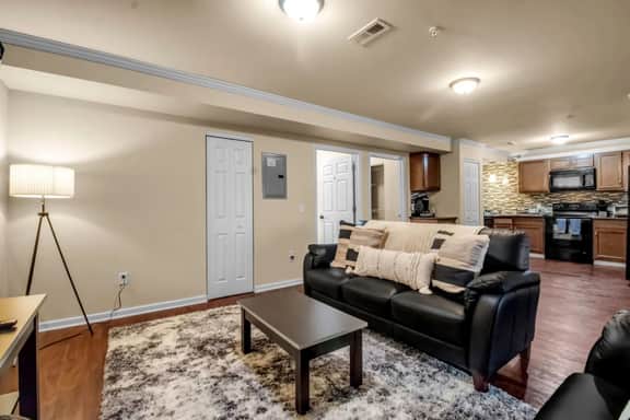 Spacious 3 bed/3 bath  Apartment No stairs