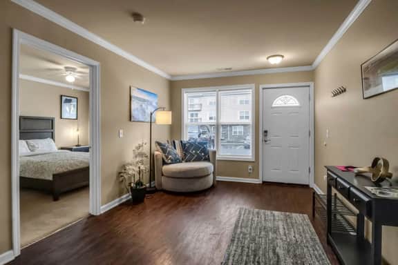 Spacious 3 bed/3 bath  Apartment No stairs