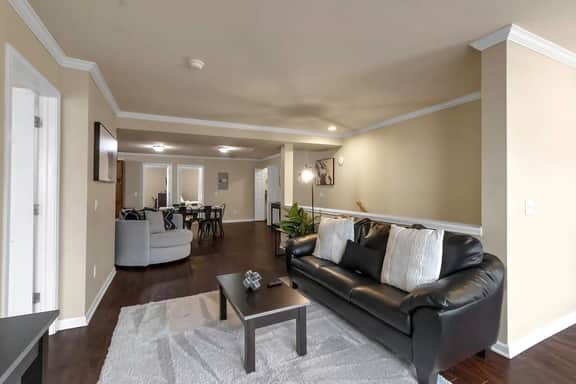 Spacious 3 bed/3 bath apartment near airport/UB