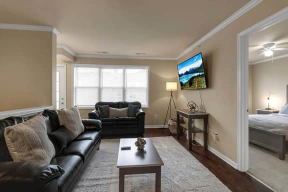 Spacious 3 bed/3 bath apartment near airport/UB