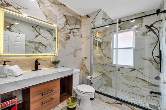 Walk to Falls l Huge l 6 BDRM l 3.5 Bath l Remodel