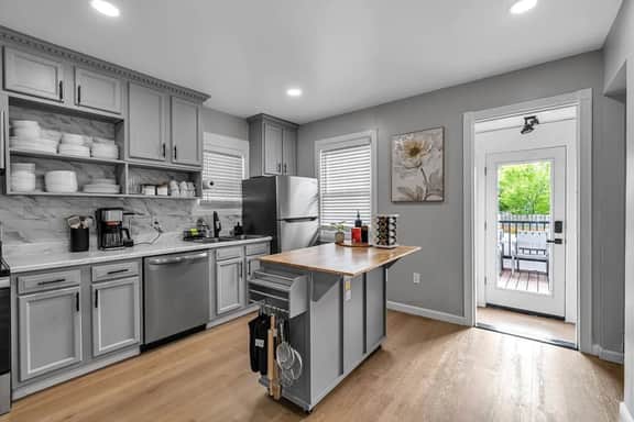 Walk to Falls l Huge l 6 BDRM l 3.5 Bath l Remodel