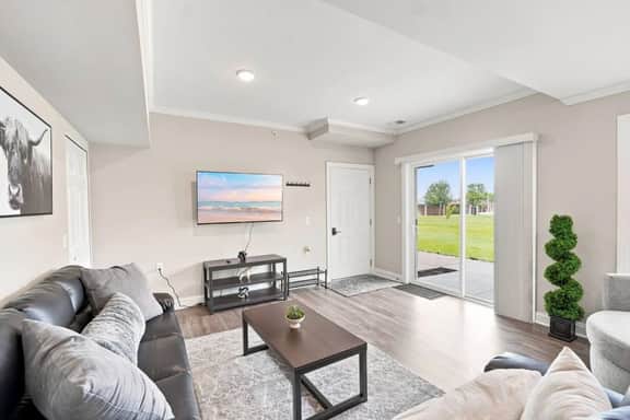 Spacious Modern 4BR/4BA First-Floor Accessible - Image 3