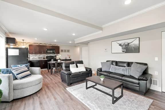 Spacious Modern 4BR/4BA First-Floor Accessible - Image 4
