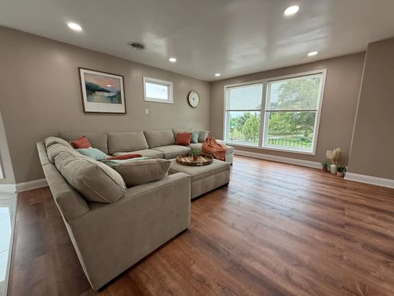 *Riverview*Walk to Falls*2 BR Renovated*2nd floor