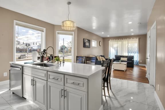 *Riverview*Walk to Falls*2BDRM*Renovated*1st floor