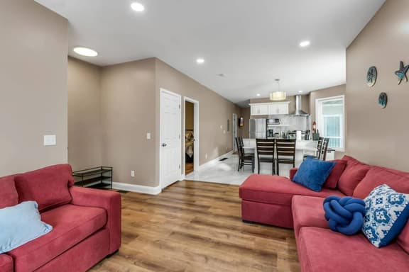 *Riverview*Walk to Falls*Newly Renovated*1st floor