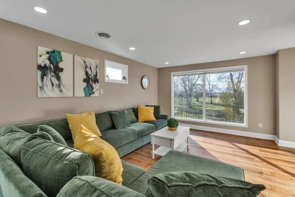 *Riverview*Walk to Falls*Newly Renovated*2nd floor