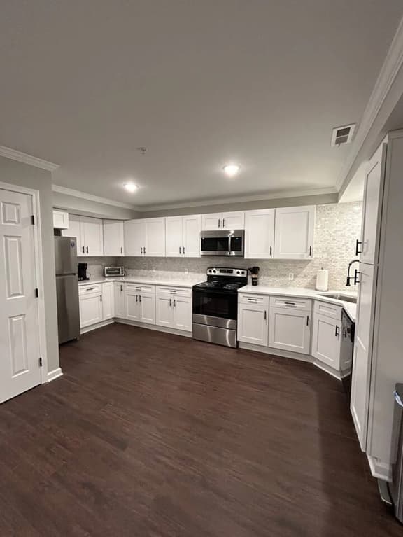 *Spacious 3 bed/3 bath apartment near airport/UB*