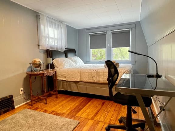 ♥3 bdrm Niagara Falls Home ♥ A/C♥ Hot Tub♥ Parking