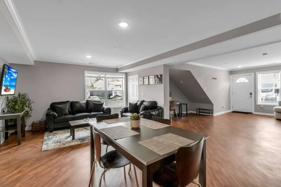 Modern 3 Bedroom, 3 Bath First-Floor Stay