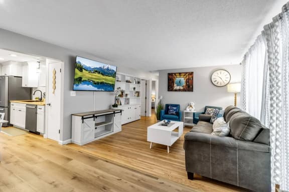New*Clean*3BDRM*Centrally Located*Free Parking*A/C - Image 1
