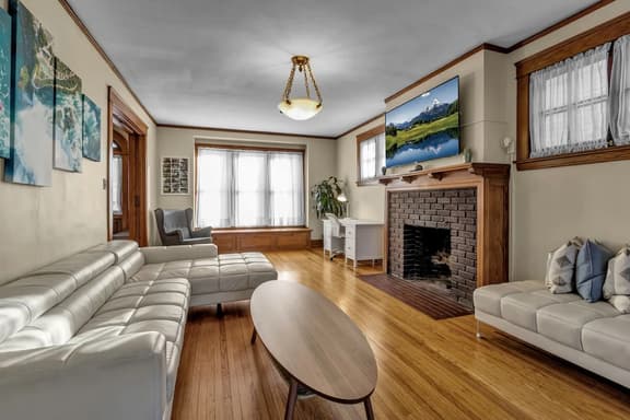 Spacious ♥ Niagara Falls♥A/C♥Parking♥Steam Shower