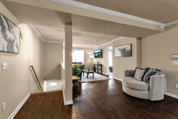 Spacious 3 bed/3 bath apartment near airport/UB