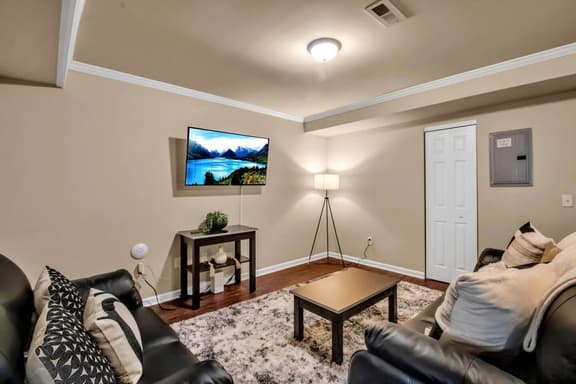 Spacious 3 bed/3 bath  Apartment No stairs