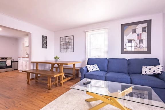 Spacious 4BR 2 Bath Apartment near Niagara Falls