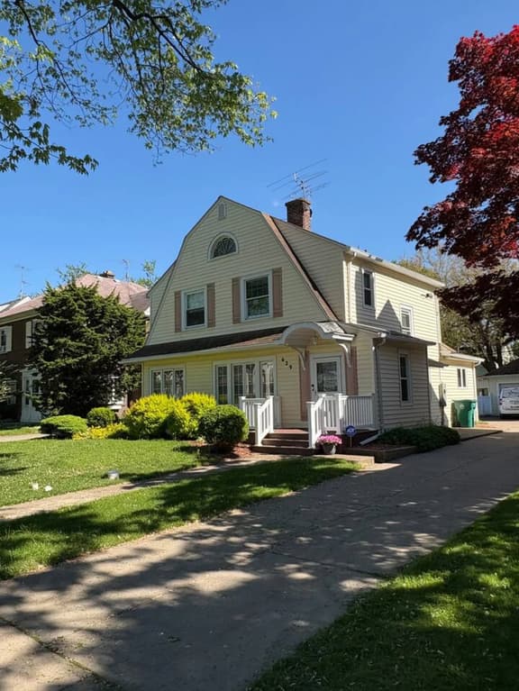 Spacious 4BR Near Niagara Falls | Great Location - Image 1