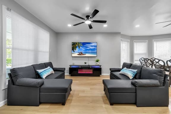 Walk to Falls l Huge l 6 BDRM l 3.5 Bath l Remodel